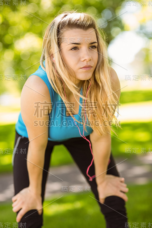 金发美女喘着气