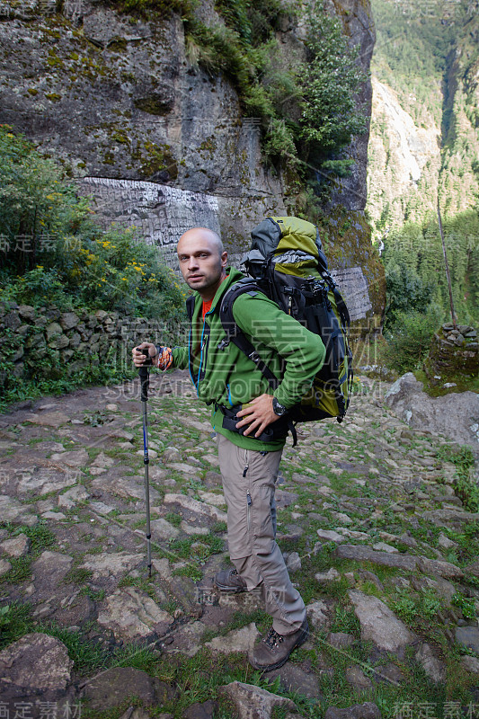 尼泊尔昆布山谷喜马拉雅山徒步旅行者