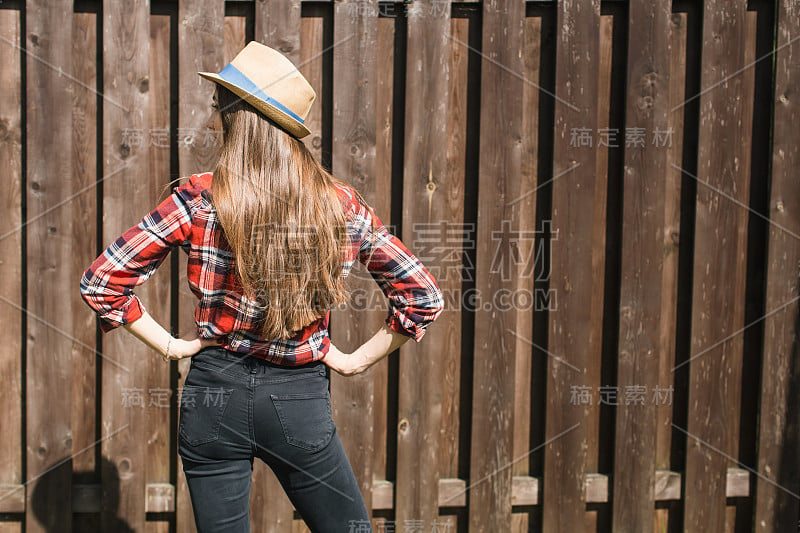 穿着草帽和衬衫的女孩