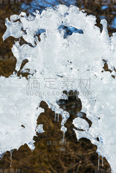 阳光融化的冰图。