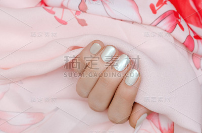 美丽的女性手与白色指甲设计