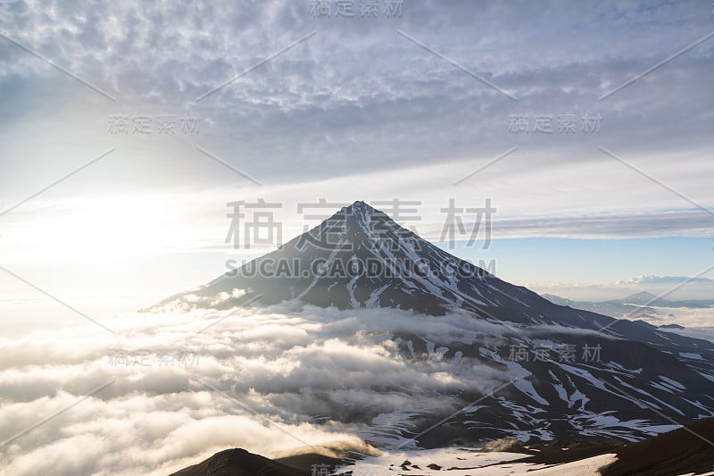 俄罗斯堪察加半岛的科里亚克斯基火山。位于堪察茨基petropavlovsk市北部35公里处的活火山。