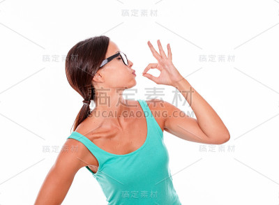 满意的成年女子飞吻
