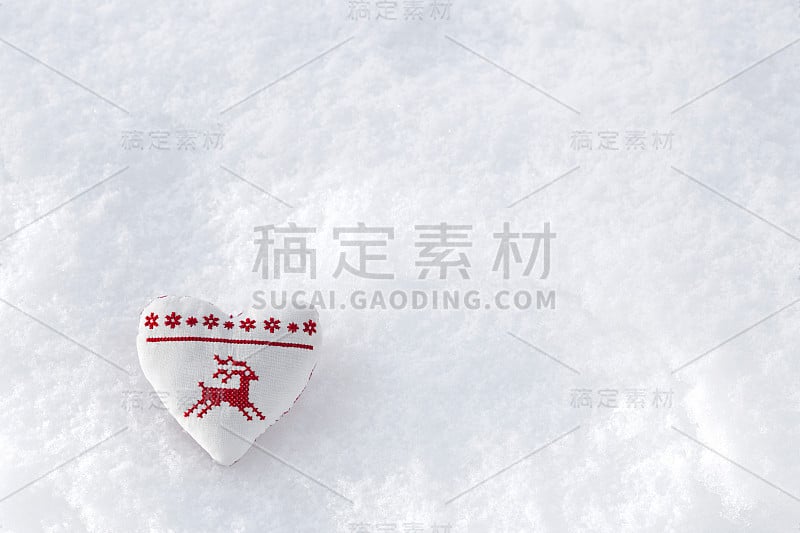 白色的心与冬天十字绣鹿在红色的雪地上。斯堪的纳维亚挪威风格的雪花圣诞拼接