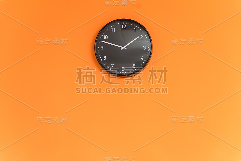 橙色墙上的时钟