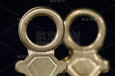 两个古董黄铜怀表钥匙站在黑暗中
