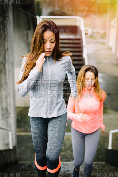 都市健身女性跑步、爬楼梯