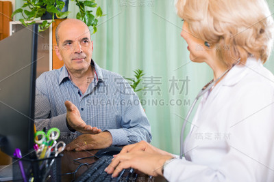 老医生在和成熟的男病人谈话