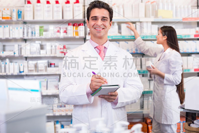 年轻的队伍在药房