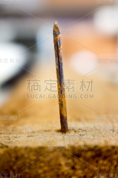 钉在木板上