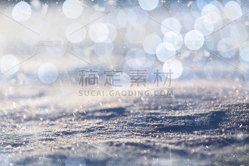 闪闪发光的圣诞雪与金色的灯光和闪闪发光的背景