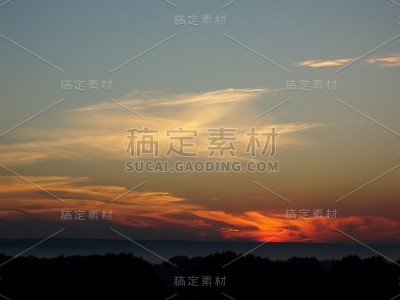 美丽的日落和雾的照片