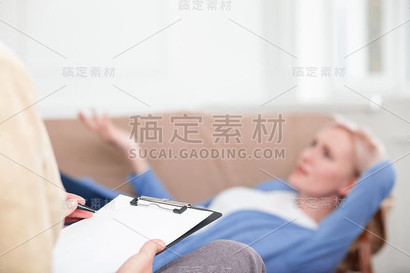 快乐的女孩正在与治疗师分享她的感受