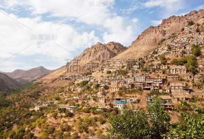 乡村景观与粘土和砖房在山村
