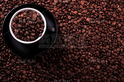 黑咖啡杯散豆背景俯视图