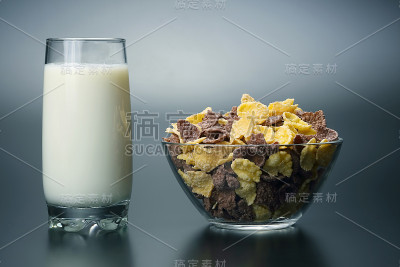 一杯牛奶和一盘玉米片