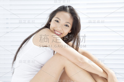 年轻女子微笑着