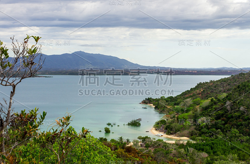 马达加斯加岛的海岸线，成排的棕榈树和漂浮在海上的船只