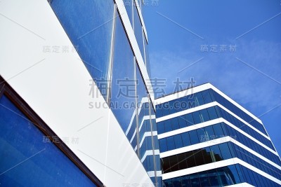 商务中心的新办公楼。钢和玻璃制成的墙壁和蓝天。