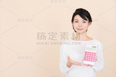年轻女子有一个电子计算器