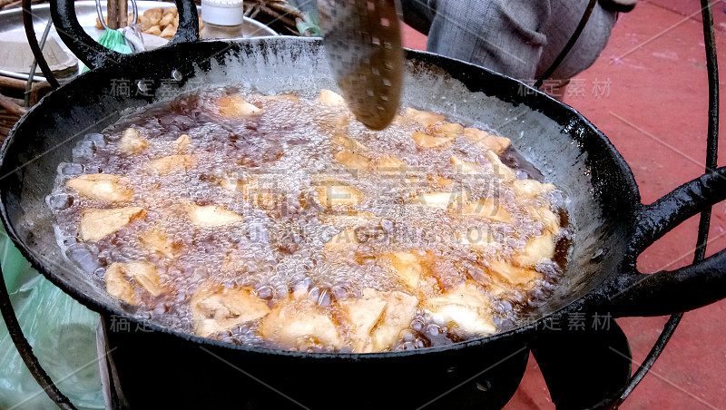 油炸素食小吃小萨莫萨。印度特色传统街头小吃