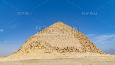 弯曲金字塔是位于达赫舒尔皇家墓地的古埃及金字塔，位于开罗南部约40公里，由古王国法老斯尼弗鲁建造。埃