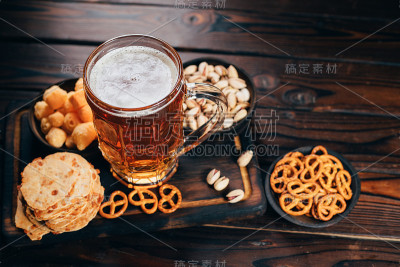 一套小吃和一杯淡啤酒。