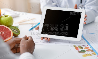 裁剪的医生显示病人空白的数字平板电脑屏幕