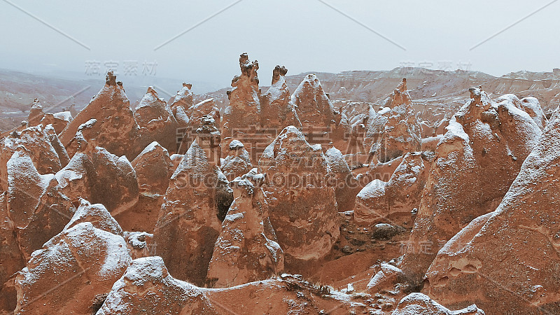 卡帕多西亚德夫伦特山谷的雪景仙女烟囱。