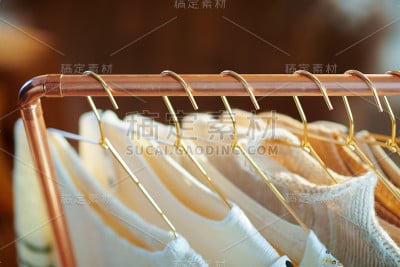 特写现代铜衣架上的衣服挂衣架