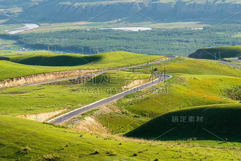 高山草甸上蜿蜒的公路景色