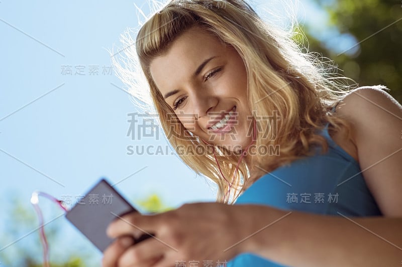 金发美女在手机上发短信