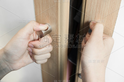 女人的手握着门把手