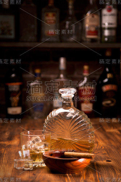 乡下的桌子上放着一杯威士忌。酒吧的背景
