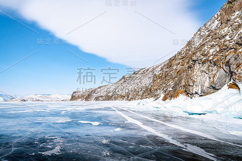 贝加尔湖高岩石附近的蓝色冰