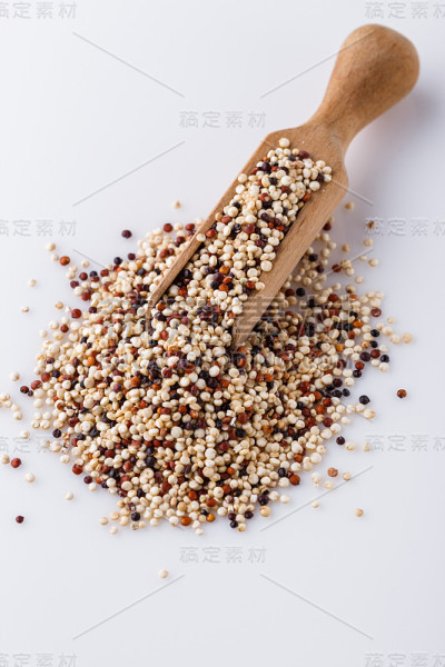 在白色丙烯酸背景上混合藜麦颗粒