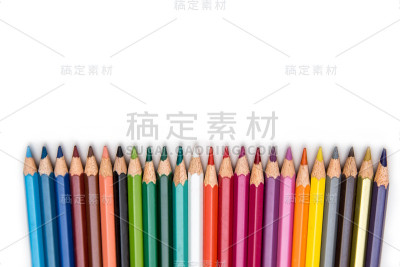 白色背景上的彩色铅笔