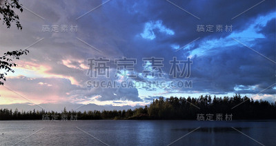 白天结束时的暴风雨