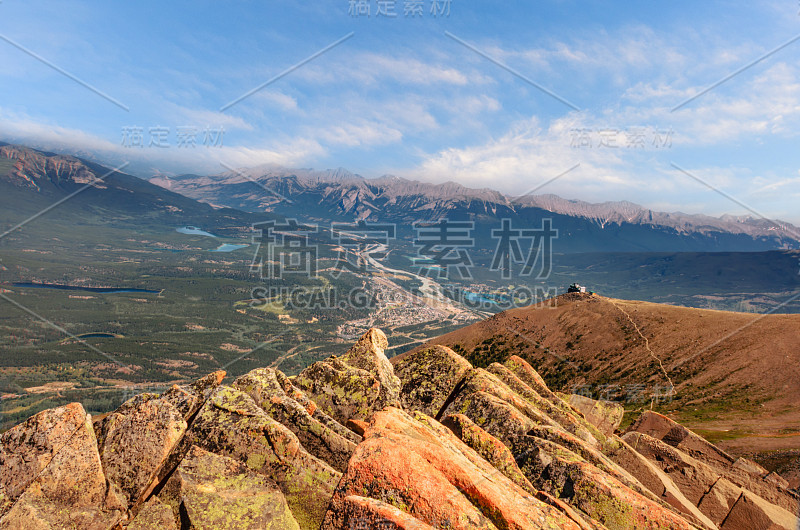 从落基山脉的高度看平原，森林，天空和云彩