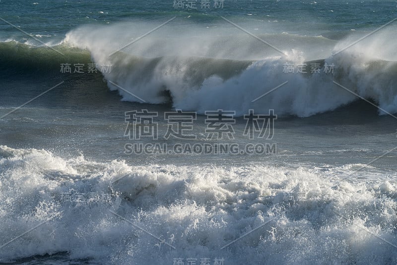 海浪拍打着海岸