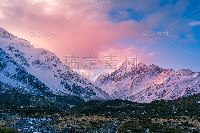 美丽的冬季山景与彩云日落