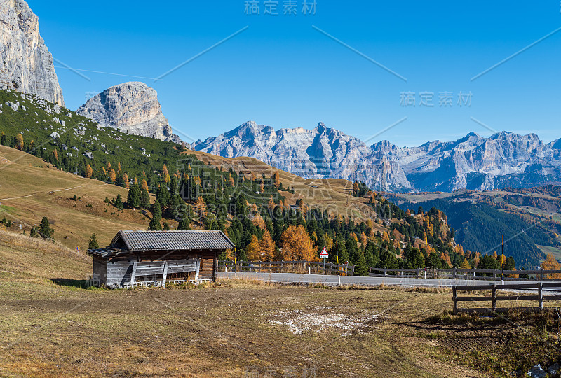 秋天高山白云石岩山景色，苏迪罗尔，意大利。Gardena Pass附近宁静的景色。