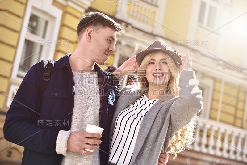 年轻时髦的夫妇走在街上