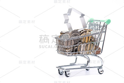 装满硬币的购物车。孤立在白色