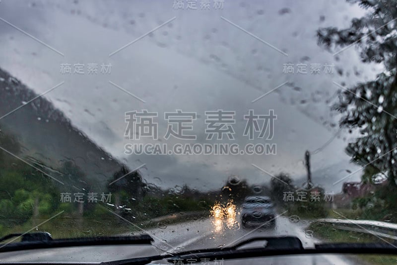 雨天透过潮湿的车窗看到的交通