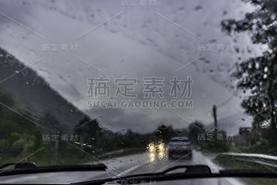 雨天透过潮湿的车窗看到的交通