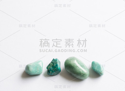 四颗绿色的半宝石