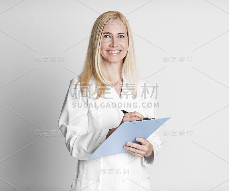 中年妇女拿着文件夹写诊断书