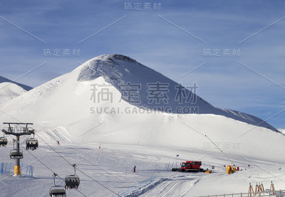 雪道准备有雪美容机。冬天的山