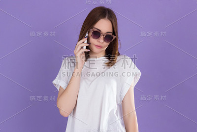 年轻快乐的漂亮女孩与智能手机